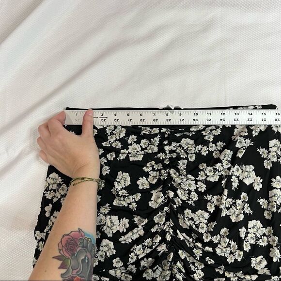 Abound Black Dainty White Floral Ruched Front Skirt - Picture 2 of 6